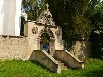 Dolní portál ke vstupu do kostela