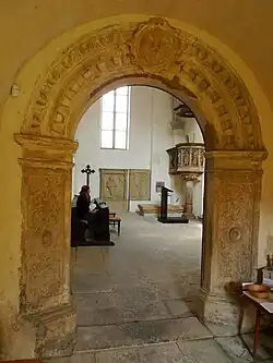 Renesanční portál vstupu do lodi kostela