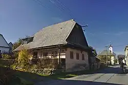 Svébohov, památkově chráněná roubenka.jpg