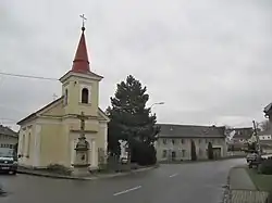 Náves s kaplí svatého Františka z Assisi a Tomáše