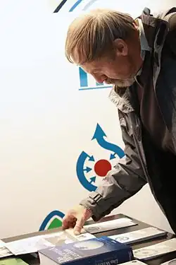 Lexikon Wikipedia Lexikon in einem Band před návštěvníkem veletrhu Svět knihy v Praze