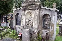 Náhrobek rodiny Markalousovy, hřbitov u kostela svatého Jiljí v Pardubičkách.