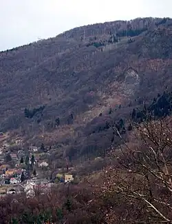 Svahový sesuv nad zástavbou