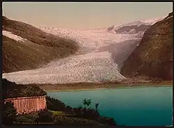 Ledovec mířící k vodě