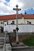 Kříž před kostelem