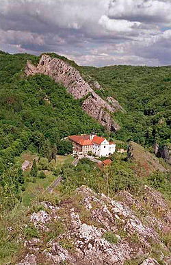 Svatojánská skála v údolí Loděnice ve Svatém Janu pod Skalou