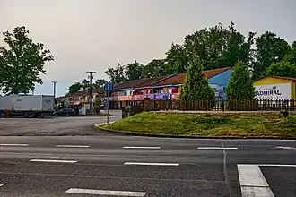 Silnice procházející osadou Svatý Kříž