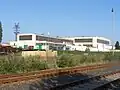 Pohled na strojnický komplex v těsném sousedství železniční dopravny (2010)