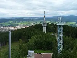 Pohled ze Svatoboru východním směrem; v údolí město Sušice