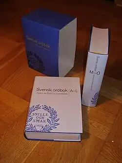 Svensk ordbok, dvousvazkový slovník vyňatý z ochranného pouzdra