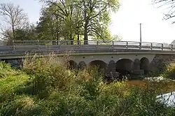 Silniční most přes Bílský potok ve Sviněticích