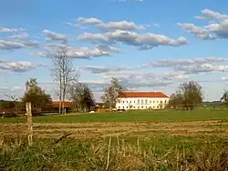 Celkový pohled na tvrz a zámek