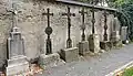 Náhrobky u zdi