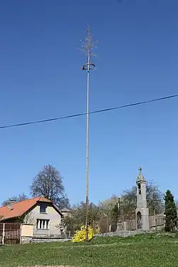 Náves s májkou, křížkem a zvonicí (2019)