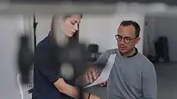 Backstage fotografie z natáčení kampaně pro Svobodu zvířat. Jakub Jahn, Veronika Chmelirova