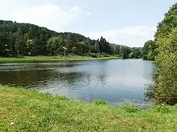 Vodní nádrž Svojanov, obklopená částečně opuštěnými rekreačními objekty