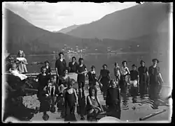 Ženy a děti při koupání na ranči Luxových, 1902