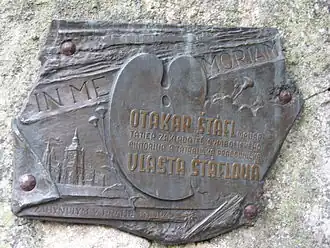 Pamětní deska na symbolickém tatranském hřbitově u Popradského plesa pod stěnou Ostrvy připomínající manžele Štáflovy