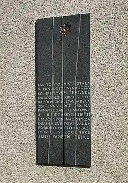Pamětní deska na místě synagogy