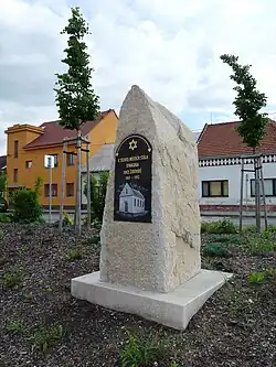 Památník na místě bývalé synagogy