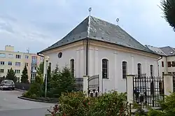 Synagoga a Poláčků památník - panoramio.jpg