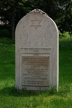 Pomníček bývalé synagogy umístěný v parku naproti přes ulici proti proluce, kde stávala synagoga
