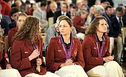 Anastasija Davydovová uprostřed