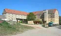 Celkový pohled na obě křídla sýpky. Vpravo výtah