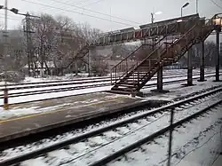 Pohled na nástupiště z vlaku.