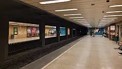 nástupiště směr Vörösmarty tér