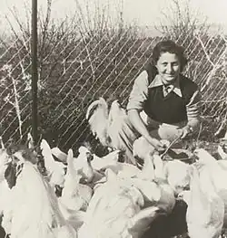 Chana Senešová mezi drůbeží