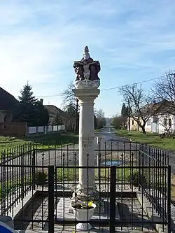 Sloup svaté Trojice v centru obce
