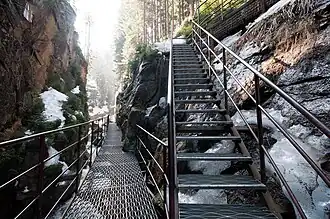 Ocelové schody vedoucí do soutěsky