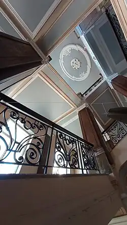 Kované schodiště a zdobený strop