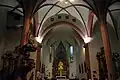 Pohled z hlavní lodi do presbytáře