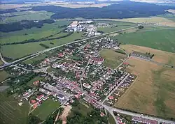 Čekanice-letecký pohled (2007), v pozadí areál Silo