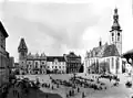 Pohled na kostel a táborskou radnici přes Žižkovov náměstí na historické fotografii