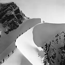 Horolezci stoupající do horského sedla Ullu-Tau Range v oblasti pohoří Kavkaz v ruské republice Kabardsko-Balkarsko, 1983