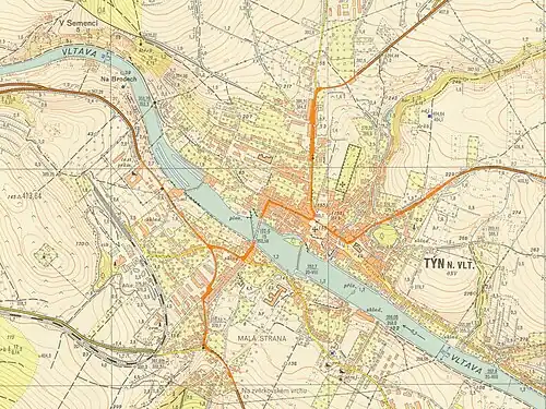 Topografická mapa z roku 1958 zachycuje město před dvěma zásadními změnami v padesátých a šedesátých letech 20. století. Jednalo se o napuštění Orlické přehradní nádrže, kdy zanikly týnské jezy a zanikla ulice Dolní Brašov a dále o výstavbu nového silničního mostu přes Vltavu, kdy byl zatrubněn Hlinský potok.