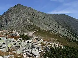 Tupý hrb a Klin, vrchol Tupé kousek vyčnívá za hřebenem