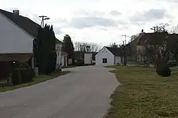 Hlavní ulice se zvoničkou