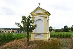 Těšetice(okresZN)-výklenková-kaplička-v-poli-na-severu-obce2017e.jpg