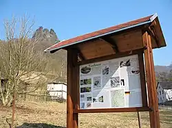 Informační tabule u cesty na Vrabinec