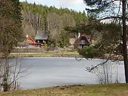 Pohled na chaty v místě zaniklé osady