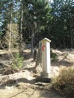 Třípanský sloup v lese pod Jelení skálou (Konopáčem) v Lužických horách. Replika sloupu z roku 2016.