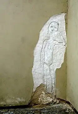 reliéf postavy na fasádě