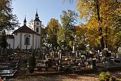 Hřbitov u kostela, který byl roku 1876 rozšířen a znovuoplocen