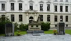 Třeboň,památník před základní školou.JPG