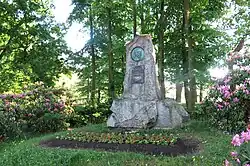 Třeboň-pomník J.Šusty pod hrází rybníku Svět.jpg