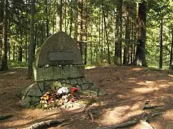 Třeboň Holičky, pomník Emy Destinové u Nové řeky.jpg